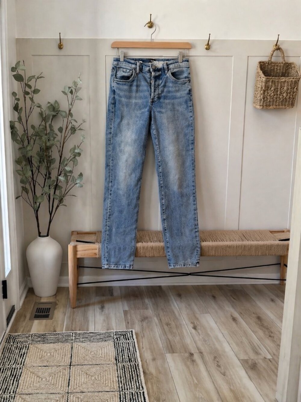 KUT from the kloth ladies Jeans size 2 99% cotton 1% spandex light wash